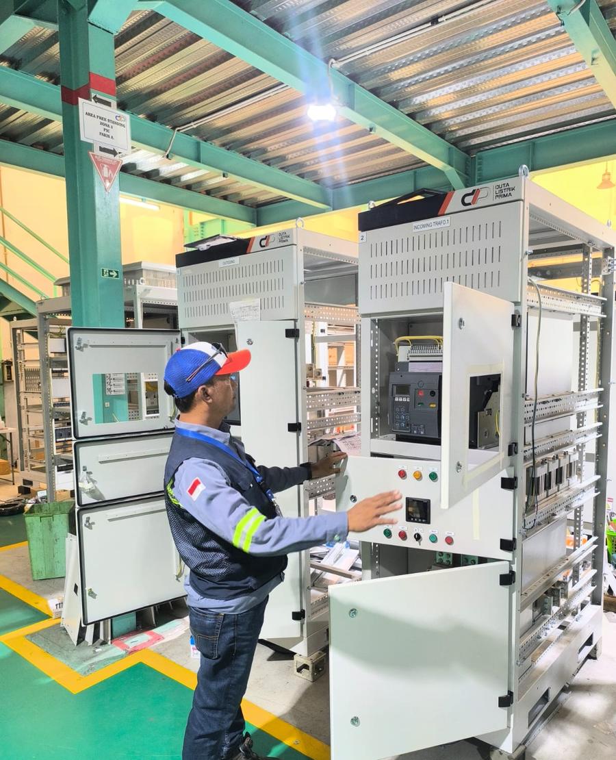 Teknisi KBT memeriksa panel Incoming Trafo dengan ACB sebelum pengiriman
